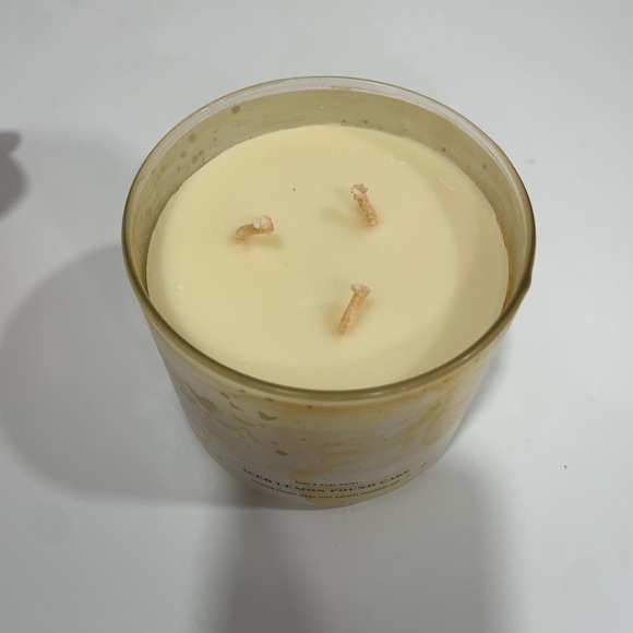 Bath & Body Works Gold and Cream Scented Candle - Picture 2 of 3